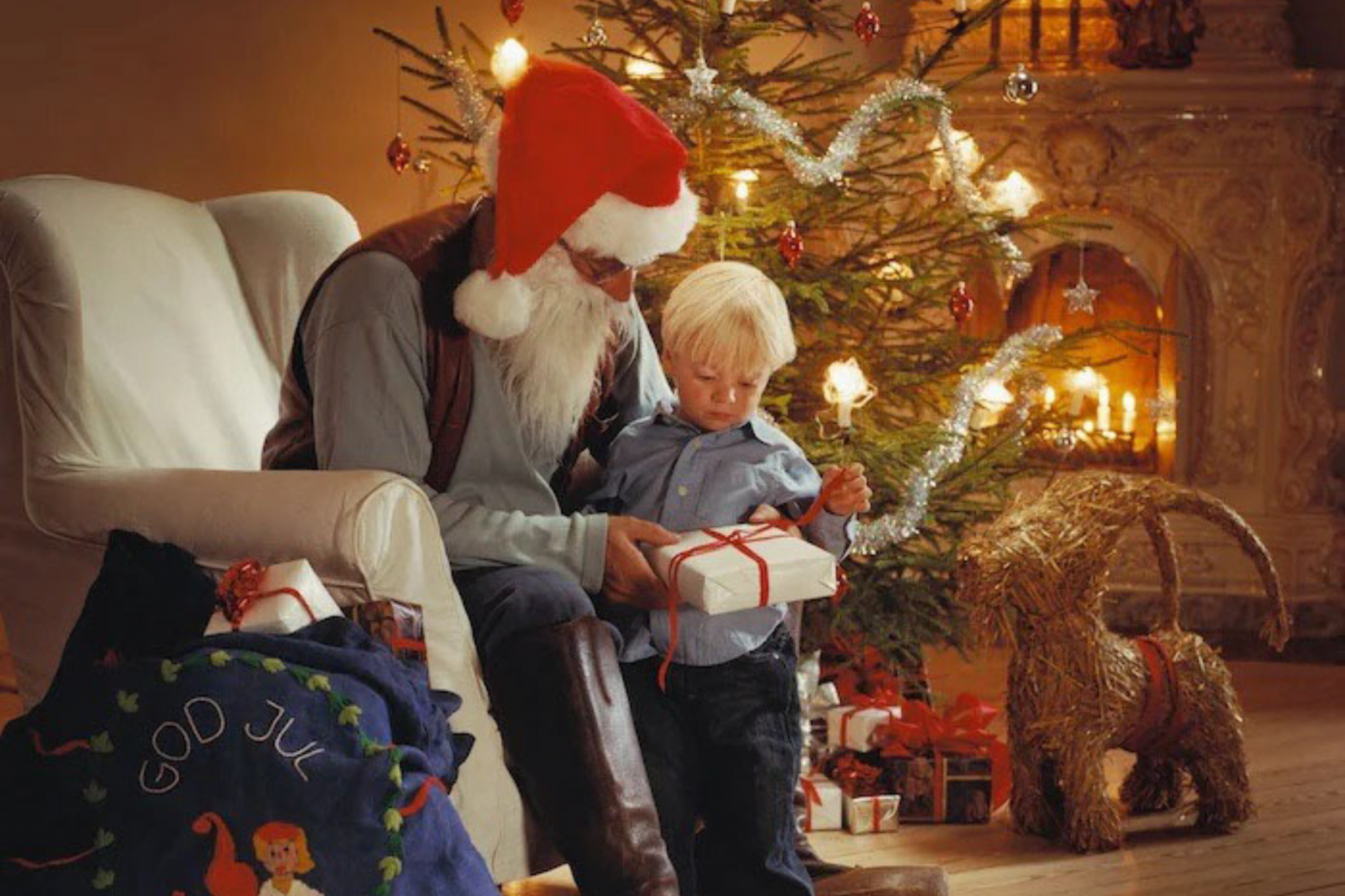 Santas-Coming-to-town-Landscape-2048×1365